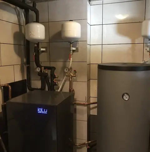 Šilumos siurblys su akumuliacine talpa katilinėje